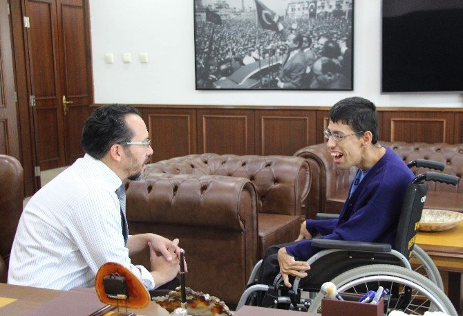 ADÜ Rektörü Cavit Bircan, engelli öğrencisini makamında ağırladı