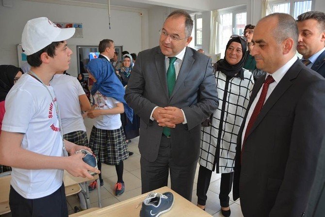 Şehit Sami Çiftçi İmam Hatip Ortaokulunda TÜBİTAK Bilim Fuarı Sergisi Açıldı