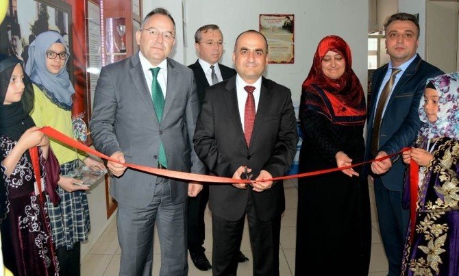 Şehit Sami Çiftçi İmam Hatip Ortaokulunda TÜBİTAK Bilim Fuarı Sergisi Açıldı