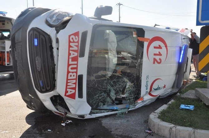 Kaza yaparak devrilen ambulanstan “kör talih” çıktı