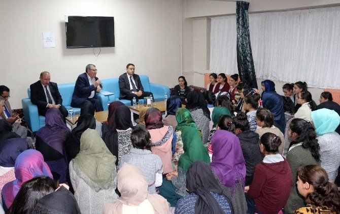 Vali Işın, kız öğrenci yurdunu ziyaret etti