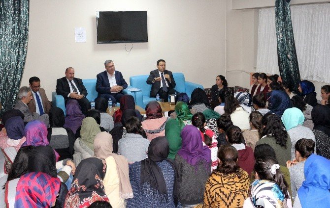 Vali Işın, kız öğrenci yurdunu ziyaret etti