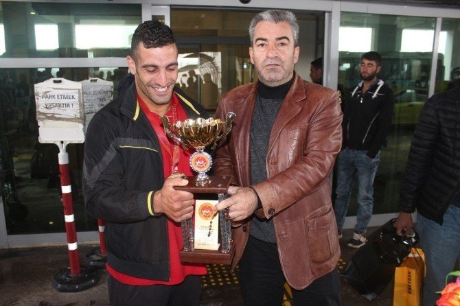 Ağrılı Ömer Çeçen Türkiye şampiyonu oldu