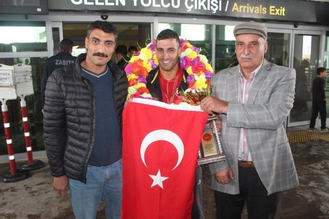 Ağrılı Ömer Çeçen Türkiye şampiyonu oldu