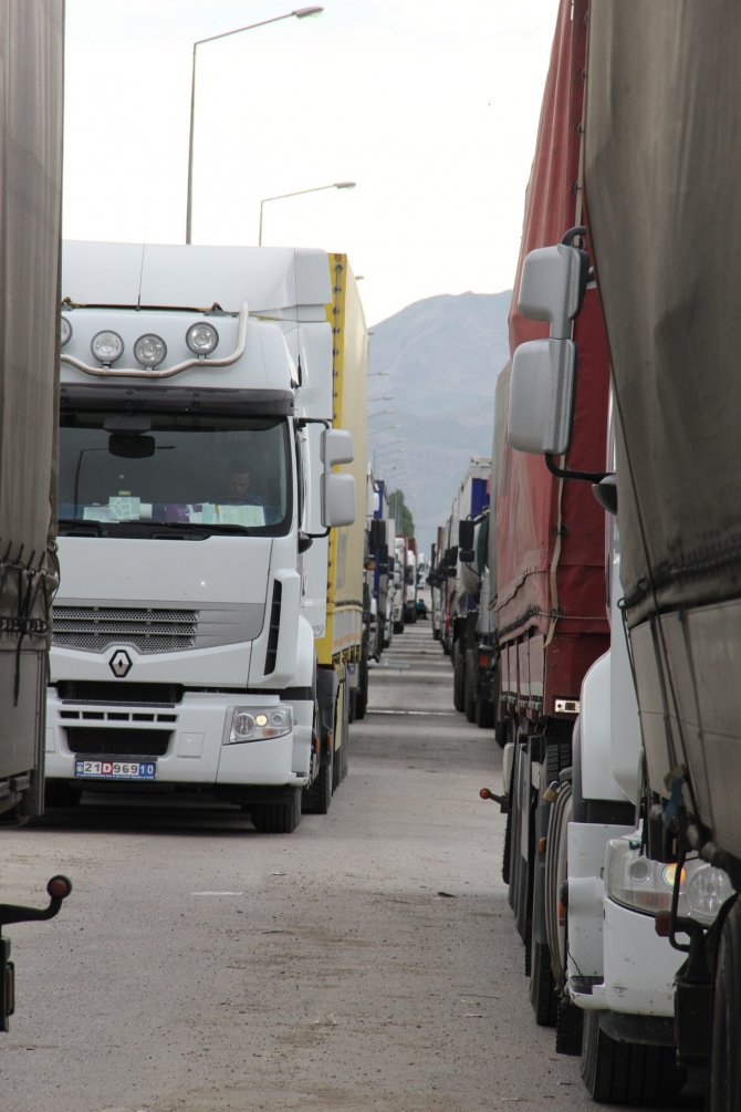 Gürbulak'ta kilometrelerce TIR kuyruğu oluştu