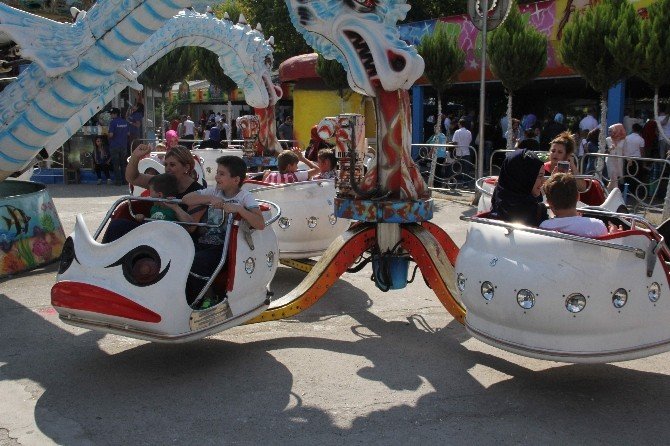 Çocuklar kurban bayramında topladıkları harçlıkları lunaparkta harcadı