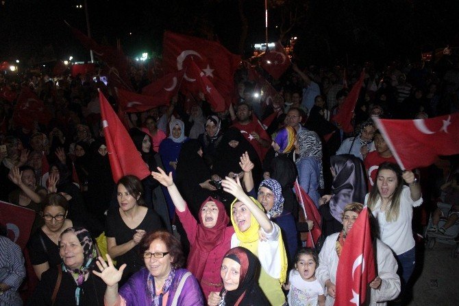 Müezzinoğlu demokrasi nöbeti tutan Tekirdağlılara seslendi
