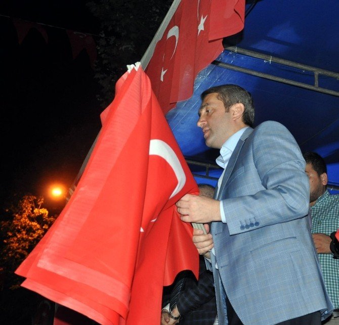 AK Parti İl Başkanı Selim Temurci, Sultangazi’de demokrasi nöbeti tutanlarla buluştu