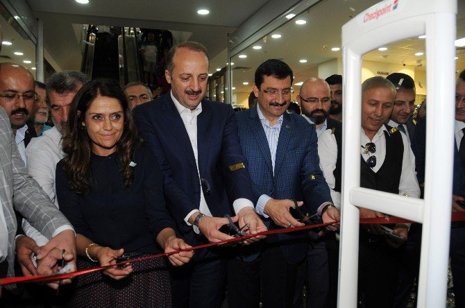 Mamak’ta Akbaba Moda Plaza ve sosyete pazarı açıldı