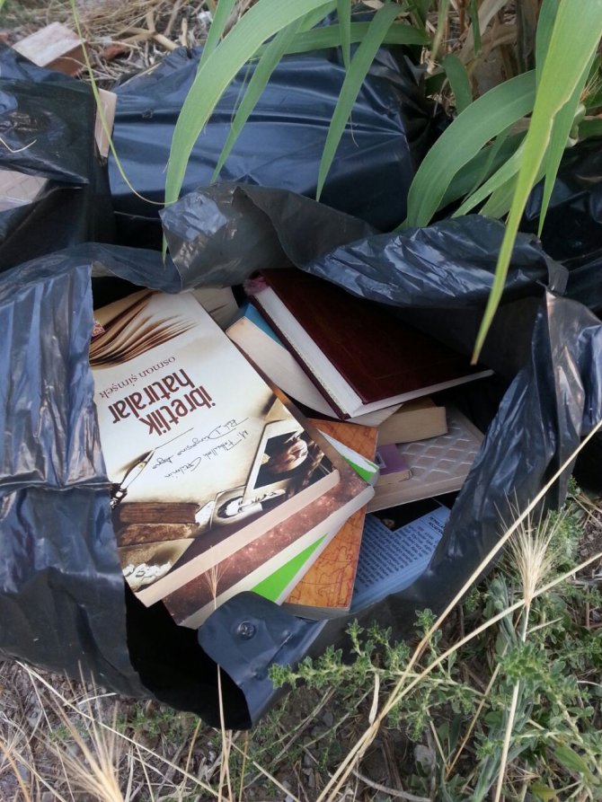 FETÖ liderinin kitaplarını çöpe attılar