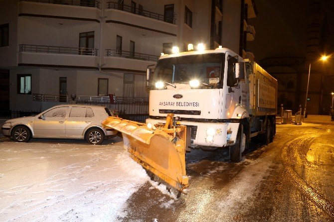 Aksaray’da ekipler, karla mücadele çalışmalarını sürdürdü
