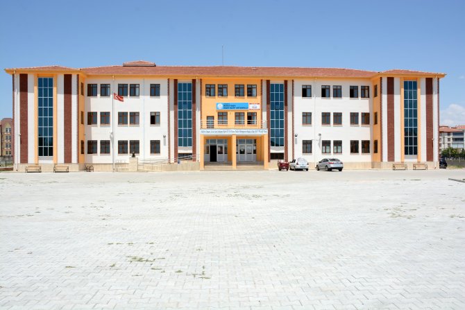 35 yıl bitkisel hayat yaşayan kızları adına okul yaptırdılar