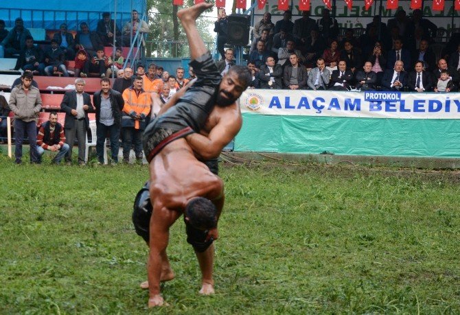 Alaçam Geyikkoşan Güreşleri’nde Başpehlivan Ünal Karaman