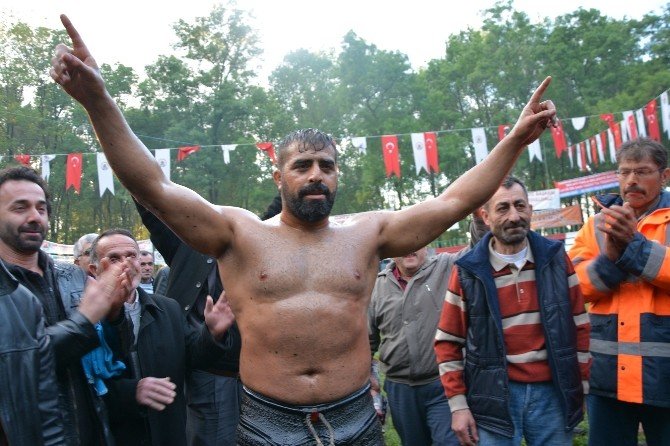 Alaçam Geyikkoşan Güreşleri’nde Başpehlivan Ünal Karaman