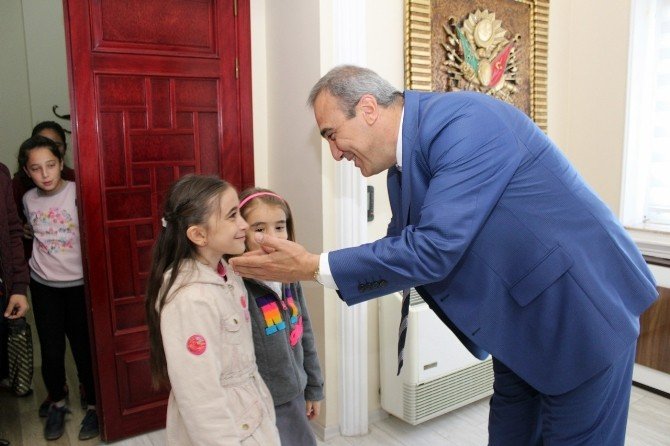 Celal Şükrü Sayınsoy İlkokulu’ndan Başkan Karaçoban’a ziyaret