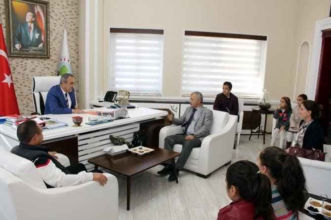 Celal Şükrü Sayınsoy İlkokulu’ndan Başkan Karaçoban’a ziyaret