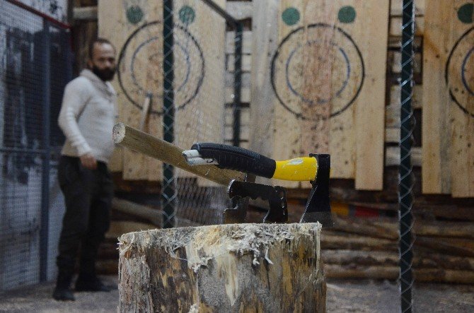 Amerika’da büyük ilgi gören balta oyunu artık Türkiye’de