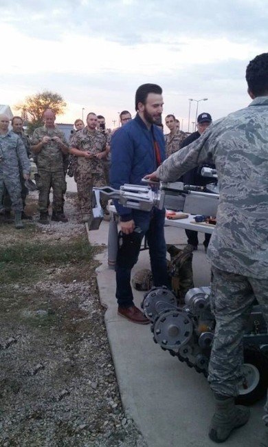 Adanalı genç İncirlik’te Scarlett Johansson’la fotoğraf çektirdi