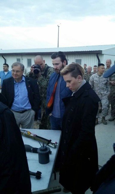 Adanalı genç İncirlik’te Scarlett Johansson’la fotoğraf çektirdi