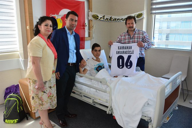Ankaragücü Başkanı Yiğiner, darbe girişiminde yaralanan taraftarı ziyaret etti