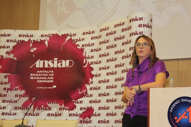 Ayşen Zamanpur üniversite öğrencilerine yaşam felsefesini anlattı