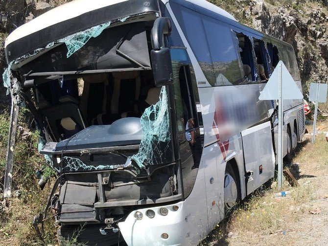 Yolcu Otobüsü Kayalara Çarptı: 2 Ölü