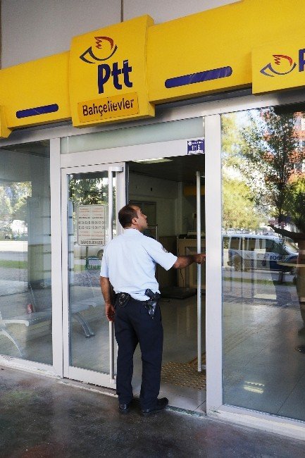 Açık unutulan PTT şubesinin kapısı polisi alarma geçirdi
