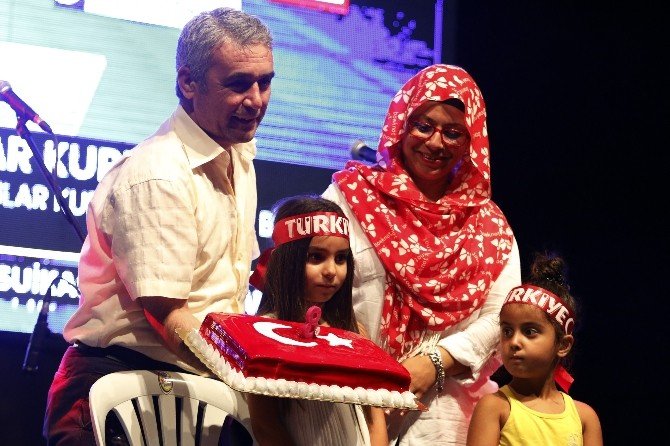 Antalya’da demokrasi nöbetinde sürpriz doğum günü