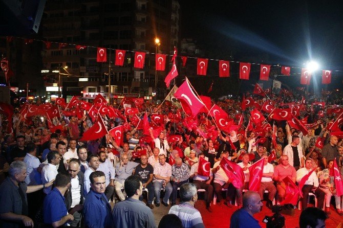 Antalya’da demokrasi nöbetinde sürpriz doğum günü