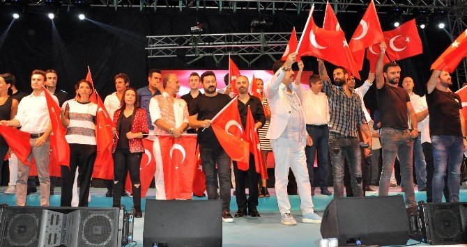 Antalya’da demokrasi nöbetine sanatçılardan tam destek