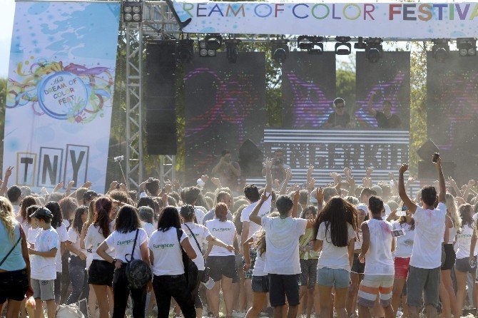 Antalya’da boyayla renklendirilen festival