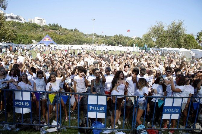 Antalya’da boyayla renklendirilen festival