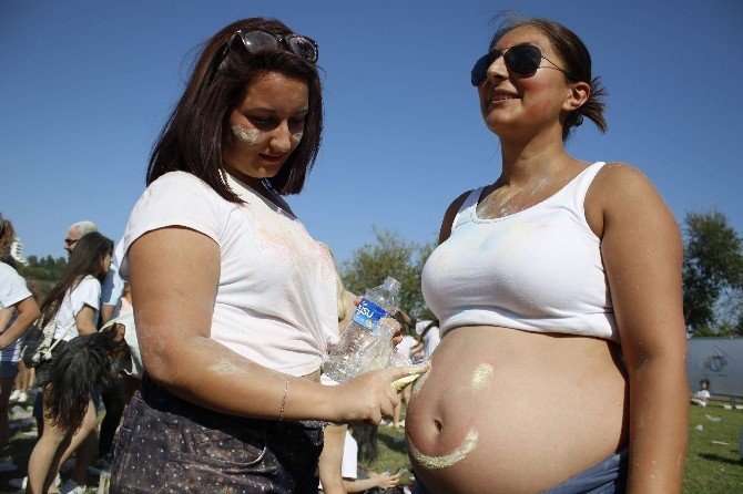 Antalya’da boyayla renklendirilen festival