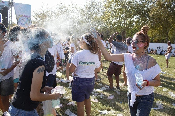 Antalya’da boyayla renklendirilen festival