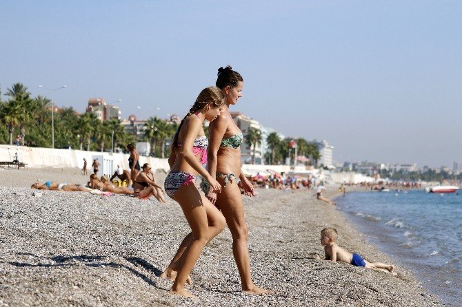 Antalya’da 27 derecede deniz keyfi