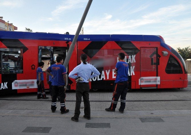 Antalya’da tramvay raydan çıktı: 1 yaralı