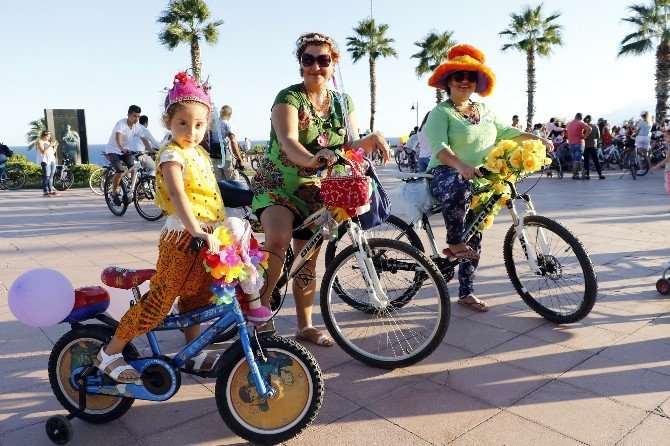 “Süslü kadınlar” bisiklet için pedalladı