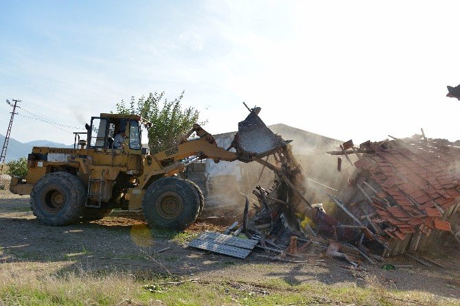 Kumluca Beykonak sahilindeki obaların yıkımına başlandı