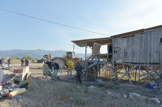Kumluca Beykonak sahilindeki obaların yıkımına başlandı