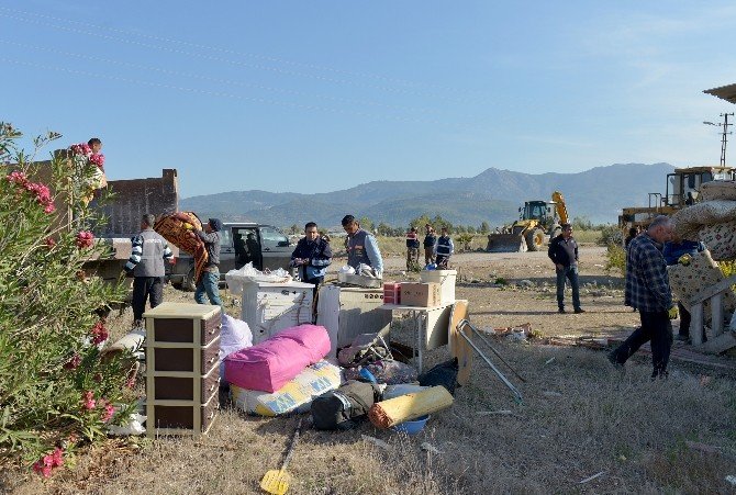Kumluca Beykonak sahilindeki obaların yıkımına başlandı