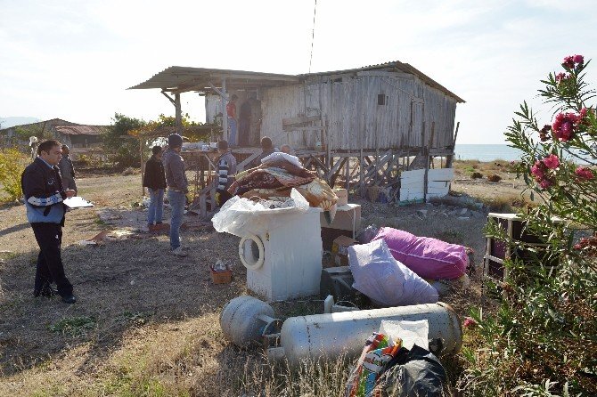 Kumluca Beykonak sahilindeki obaların yıkımına başlandı