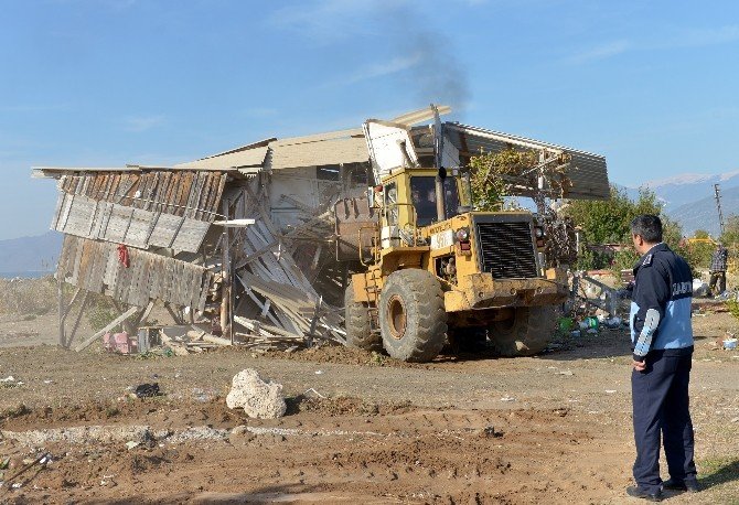 Kumluca Beykonak sahilindeki obaların yıkımına başlandı