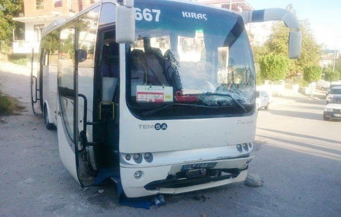 Halk otobüsü park halindeki otomobili hurdaya çevirdi: 1 yaralı