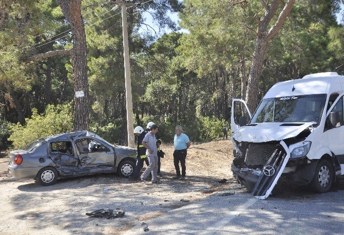 Manavgat’ta otomobil ile tur minibüsü çarpıştı: 2 yaralı