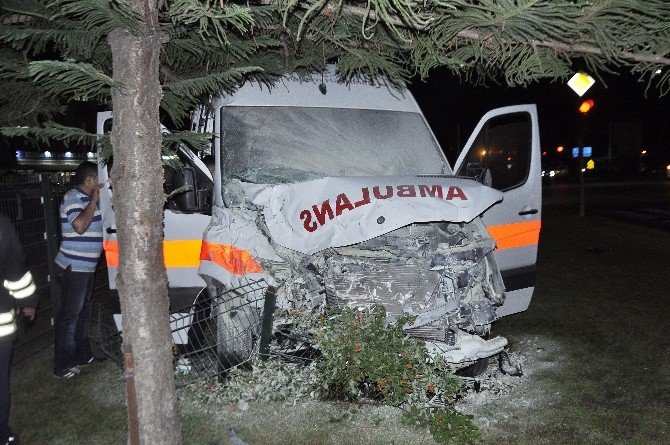 Antalya’da hasta taşıyan ambulans kaza yaptı: 7 yaralı