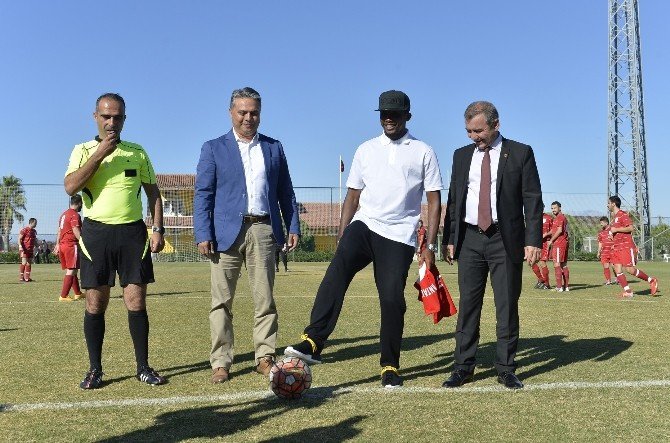 Eto’o avukatların futbol turnuvasının başlama vuruşunu yaptı