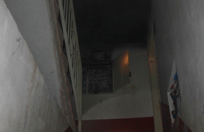 Apartmanda elektrik panosunda çıkan yangın korkuttu