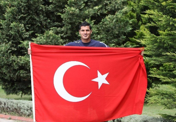 Önder Turacı bıçaklandı