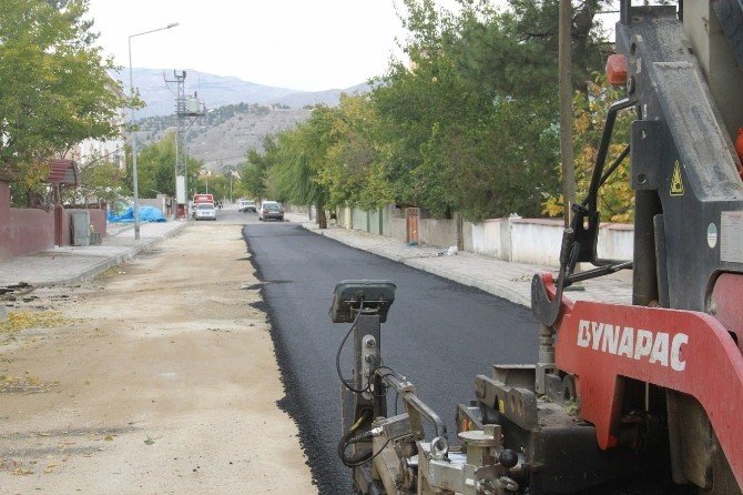 Atatürk Mahallesinde Asfalt Çalışmaları Devam Ediyor