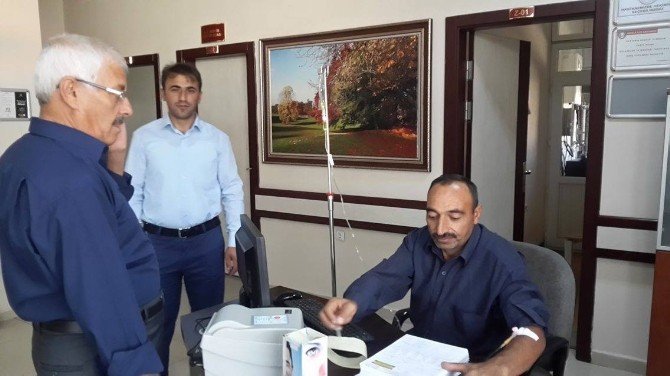 Kolundaki serum ile hizmet verdi